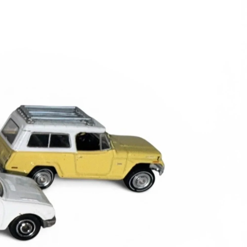 Greenlight Vintage Ad Cars 1970 Jeep Jeepster Commando Yellow White 1:64 NM